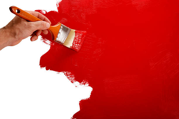 pintando a parede vermelha com um pincel de pintura - house painter home improvement paint can painter - fotografias e filmes do acervo