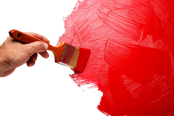 peindre le mur de peinture rouge homogène - house painter home improvement paint can painter photos et images de collection