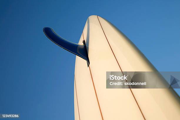 Aleta De La Tabla De Surf Con Cielo Azul De Fondo Foto de stock y más banco de imágenes de Tabla de Surf - Tabla de Surf, Surf, Primer plano