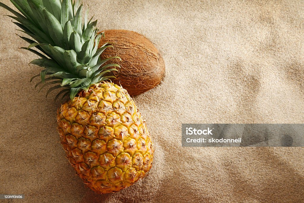 Abacaxi e coco na praia - Foto de stock de Abacaxi royalty-free