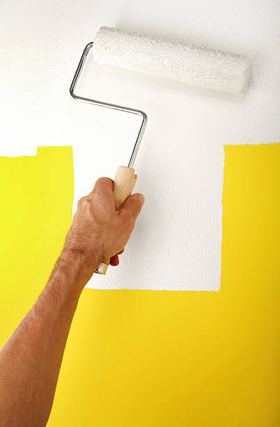 reforma de casa - house painter paint roller yellow painting - fotografias e filmes do acervo