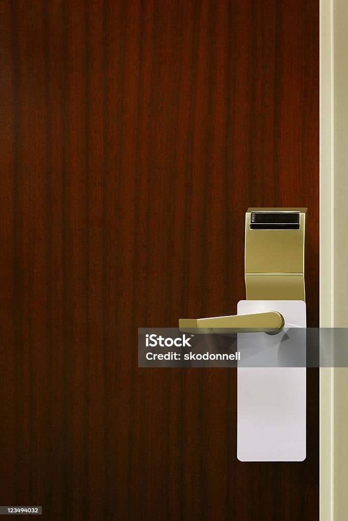 Знак Не беспокоить на отель дверь - Стоковые фото Дверь роялти-фри