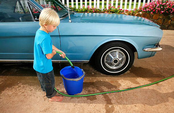cinco ano de idade menino lavando o carro - year 2007 - fotografias e filmes do acervo