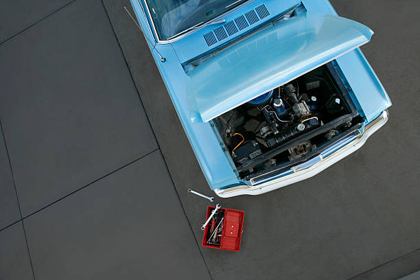 自動車修理工場 - engine car hood repairing ストックフォトと画像