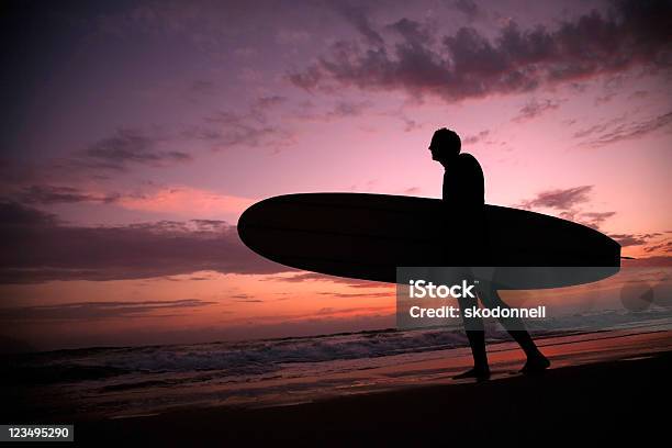 夕暮れ時のサーファーシルエット - サーフィンのストックフォトや画像を多数ご用意 - サーフィン, ロサンゼルス市, 日没