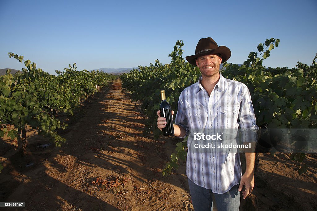 Winzer halten Flasche Wein - Lizenzfrei Bauernberuf Stock-Foto