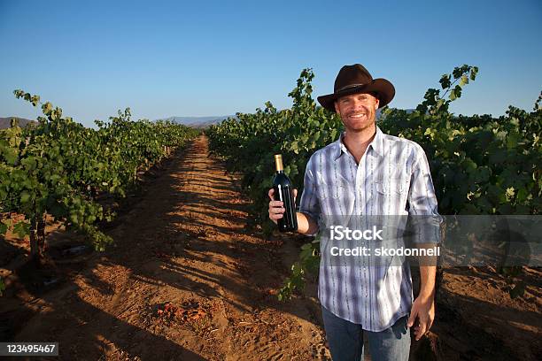 Winzer Halten Flasche Wein Stockfoto und mehr Bilder von Bauernberuf - Bauernberuf, Blatt - Pflanzenbestandteile, Botanik