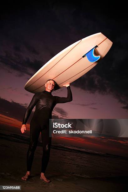 Longboard Na Cabeça De Surfista Ao Pôr Do Sol - Fotografias de stock e mais imagens de 50 Anos - 50 Anos, 60-69 Anos, Adulto