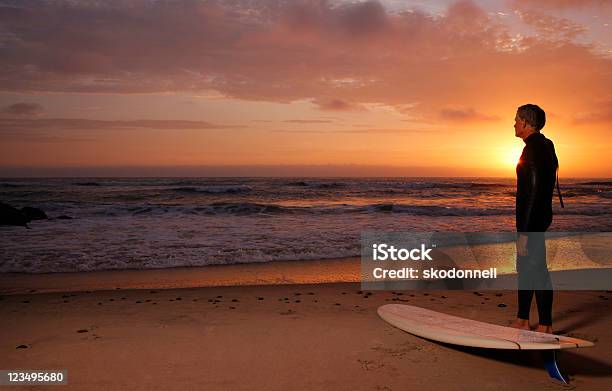 Surfisti Al Tramonto Guardando Fuori - Fotografie stock e altre immagini di 1950-1959 - 1950-1959, Los Angeles - Contea, 60-69 anni