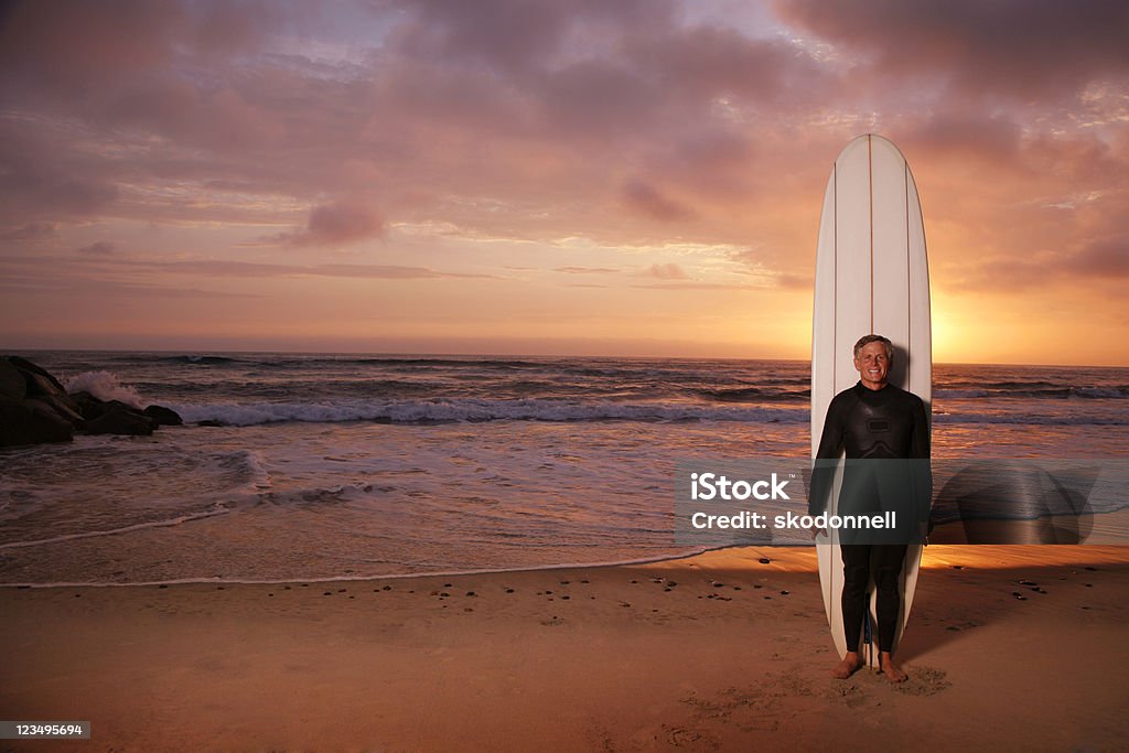 Surfeur au coucher du soleil - Photo de Bonne posture libre de droits