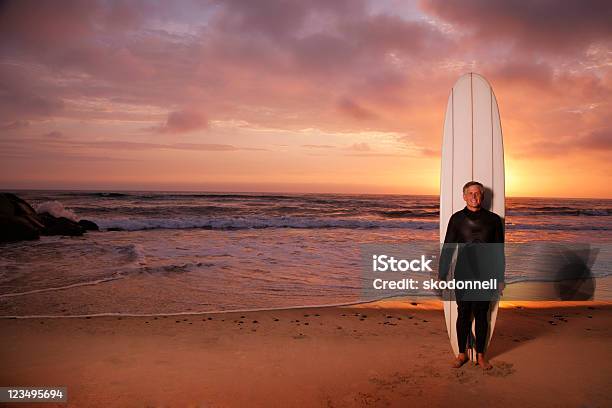 Photo libre de droit de Surfeur Au Coucher Du Soleil banque d'images et plus d'images libres de droit de Bonne posture - Bonne posture, Troisième âge, Être debout