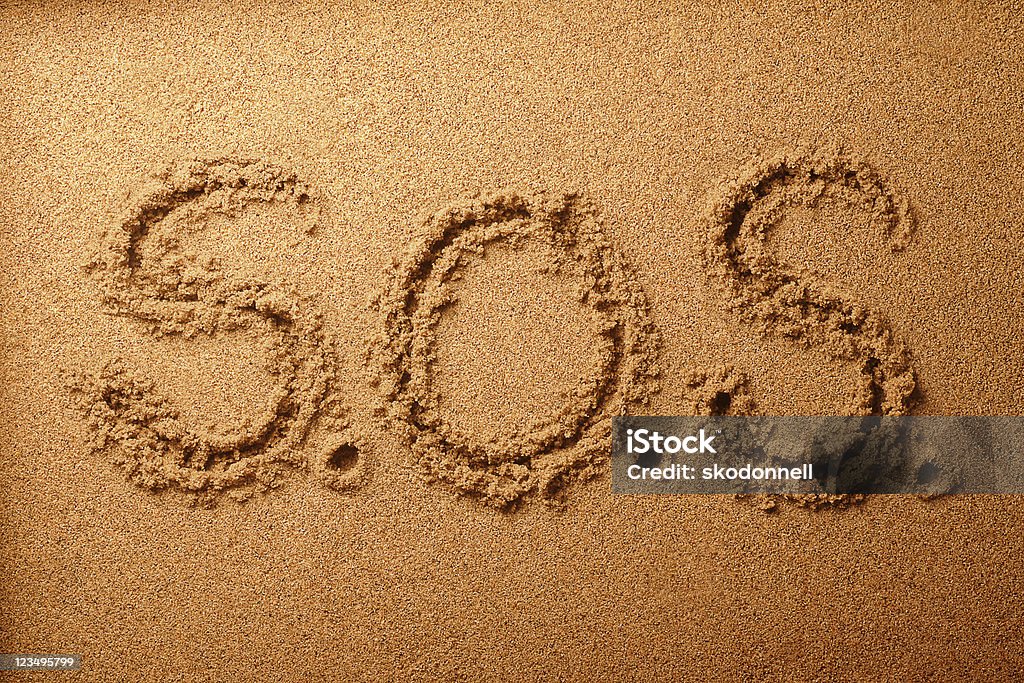 S.O.S "Guardar O nosso espírito" escrito na Areia - Royalty-free Acima Foto de stock