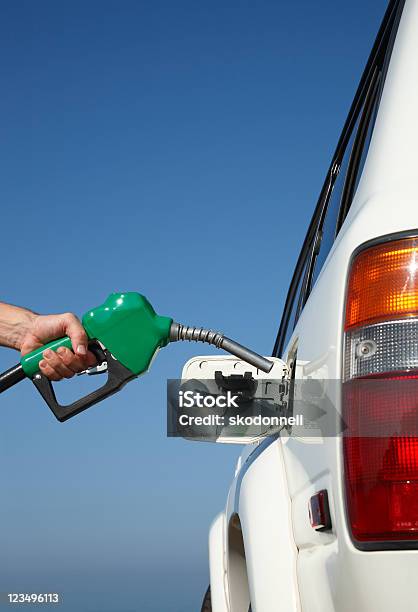 Posto De Gasolina - Fotografias de stock e mais imagens de Bomba de Combustível - Bomba de Combustível, Segurar, Mão Humana