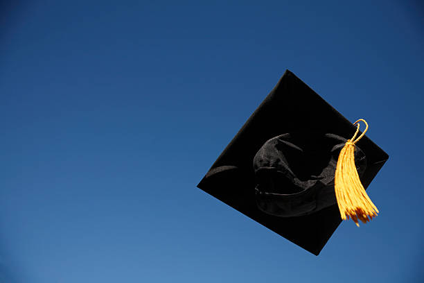 tapa de graduación - sky is the limit fotografías e imágenes de stock