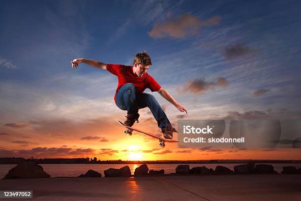 Skater I Salti Al Sole - Fotografie stock e altre immagini di Andare sullo skate-board - Andare sullo skate-board, Ollie, Saltare