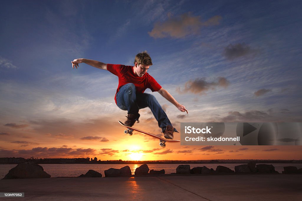 Skatista pulando sobre o sol - Foto de stock de Andar de Skate royalty-free