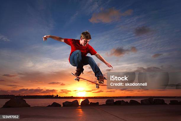 Foto de Skatista Pulando Sobre O Sol e mais fotos de stock de Andar de Skate - Andar de Skate, Ollie, Pular