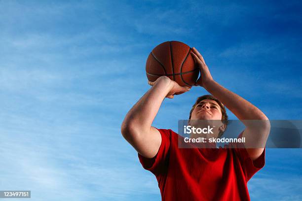 Ein Basketball Shooting Stockfoto und mehr Bilder von 16-17 Jahre - 16-17 Jahre, 18-19 Jahre, 20-24 Jahre