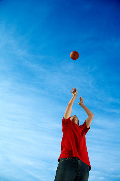 バスケットボールのシューティング、ティーンエイジャー - high schooler ストックフォトと画像