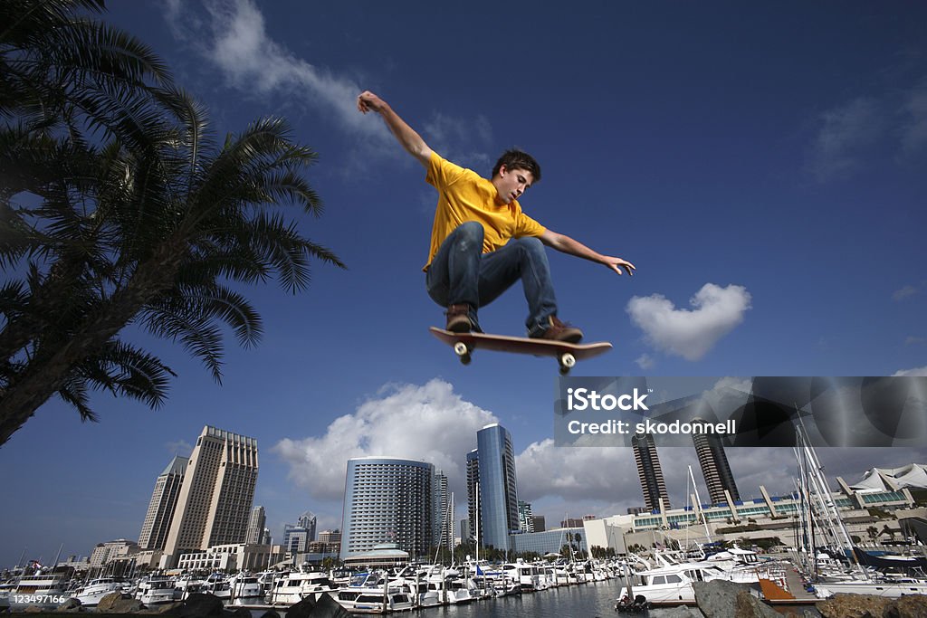 SKATEUR volant au-dessus de San Diego - Photo de Faire du skate-board libre de droits
