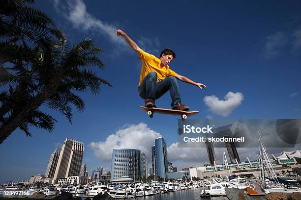 Photo libre de droit de Skateur Volant Audessus De San Diego banque d'images et plus d'images libres de droit de Faire du skate-board - Faire du skate-board, Vent, Sauter