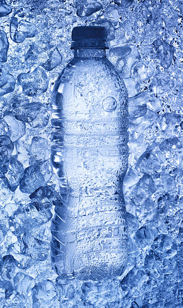 garrafa de água no gelo - água congelada - fotografias e filmes do acervo
