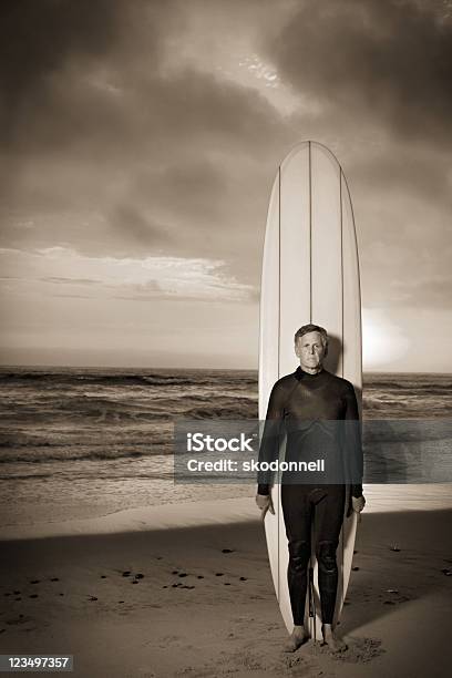 Vieja Escuela Longboarder Foto de stock y más banco de imágenes de Surf - Surf, 1950-1959, Retro