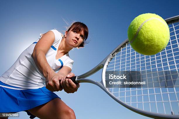 Mujer Jugador De Tenis Foto de stock y más banco de imágenes de Primer plano - Primer plano, Tenis, Jugar