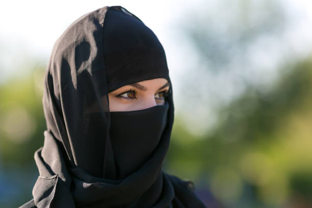 검은 옷을 입은 무슬림 여성의 초상화. - nikab veil islam arabia 뉴스 사진 이미지