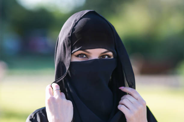 retrato de una mujer musulmana con ropa negra. - nikab veil islam arabia fotografías e imágenes de stock