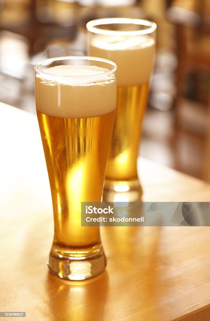 Высокие бокала пиво в ресторане - Стоковые фото Пивной стакан роялти-фри