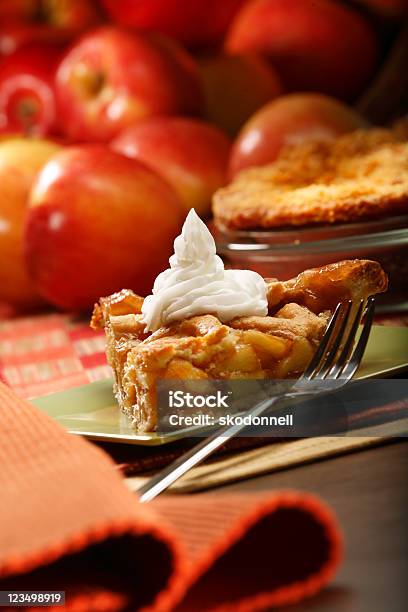 Rebanada De Pastel De Manzana Foto de stock y más banco de imágenes de Manzana - Manzana, Otoño, Postre