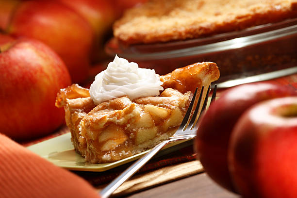 スライスのアップルパイ - apple pie ストックフォトと画像
