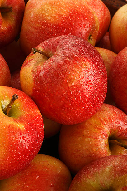 мокрый сочные красные яблоки - 4606 стоковые фото и изображения