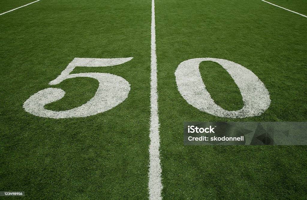 Fifty Yard-Linie auf Football-Feld - Lizenzfrei Sportplatz Stock-Foto