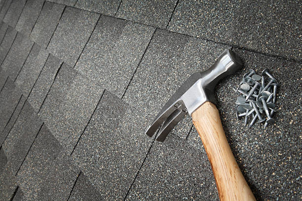 shingling на крыше - hammer nail work tool construction стоковые фото и изображения