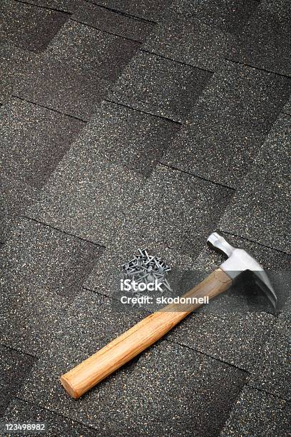 Hammer Nägel Auf Dem Dach Stockfoto und mehr Bilder von Hammer - Hammer, Holzschindeln, Ausrüstung und Geräte