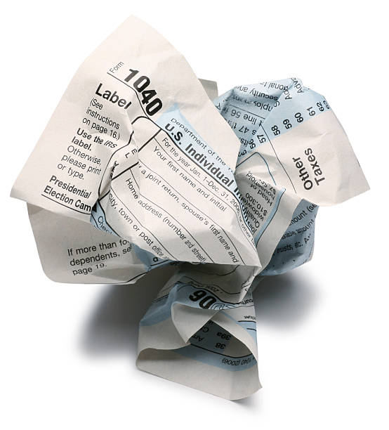 arrugados de retorno de impuestos 1040 - crumpled paper document frustration fotografías e imágenes de stock
