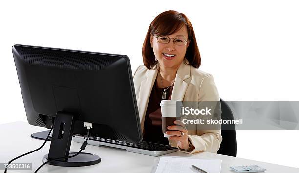 Foto de Mulher De Negócios Trabalhando No Computador e mais fotos de stock de 30 Anos - 30 Anos, 40-49 anos, Adulto