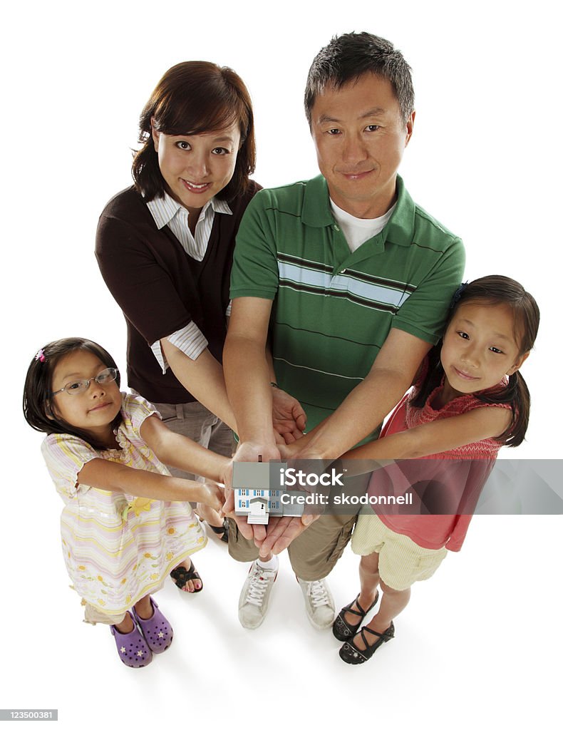 Família segurando uma casa nas suas mãos - Royalty-free Adulto Foto de stock