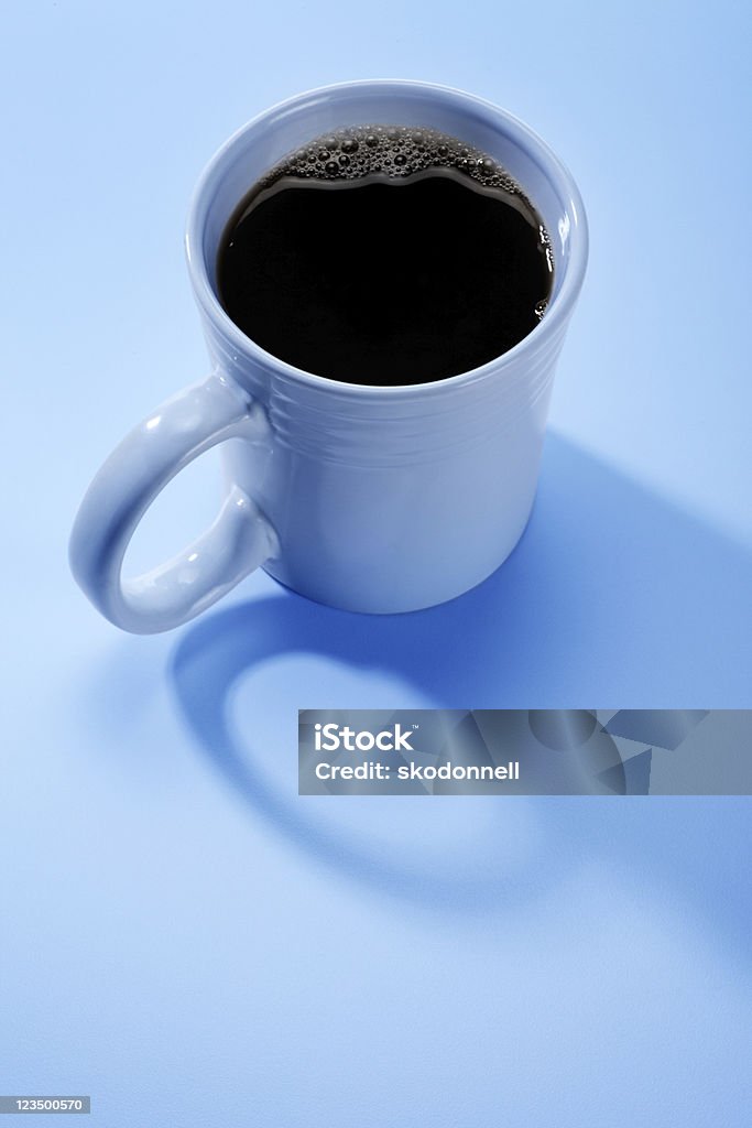 Tazza di caffè su sfondo blu - Foto stock royalty-free di Bianco