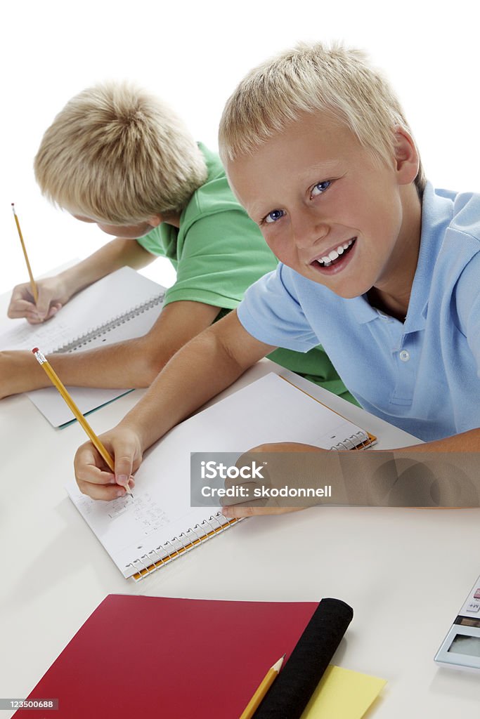 Deux garçons faire leurs devoirs - Photo de 8-9 ans libre de droits