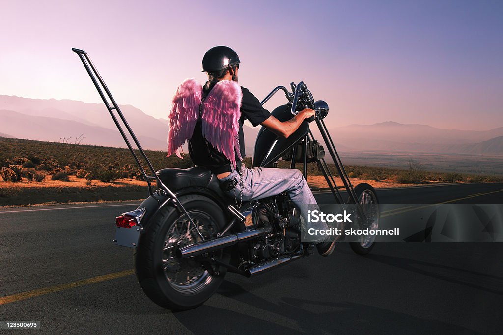 Biker moto nas estradas com asas de anjo - Foto de stock de Motocicleta royalty-free