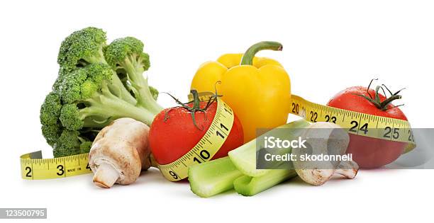 Foto de Alimentação Saudável Envolto Em Uma Fita Métrica e mais fotos de stock de Legume - Legume, Fita métrica, Fundo Branco