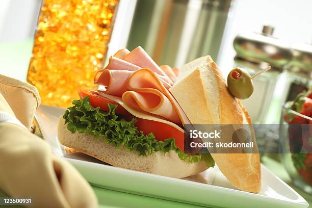 Photo libre de droit de Un Sandwich À La Dinde Avec De La Salade Et Des Tomates banque d'images et plus d'images libres de droit de Jambon