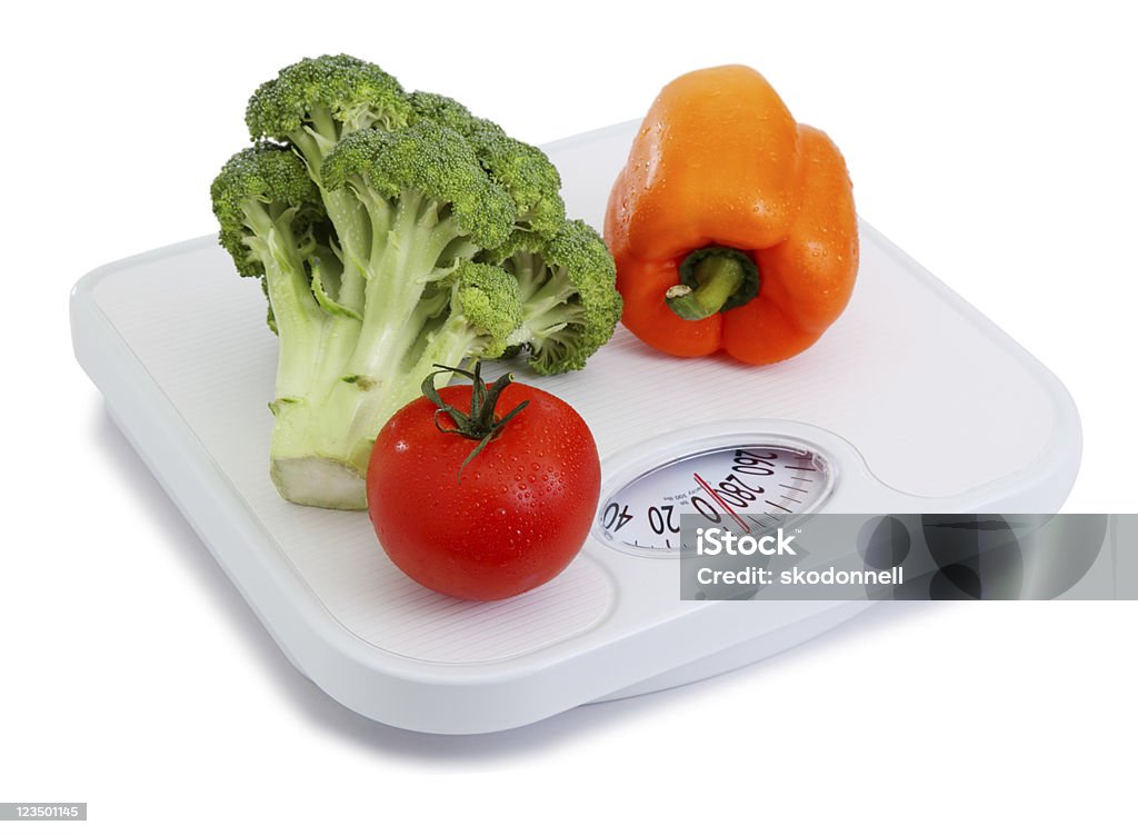 Gemüse und eine Waage, isoliert auf weiss - Lizenzfrei Freisteller – Neutraler Hintergrund Stock-Foto