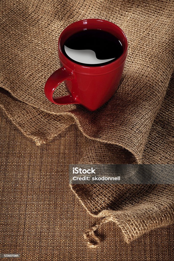 Rosso tazza di caffè su sfondo di tela grezza - Foto stock royalty-free di Bibita