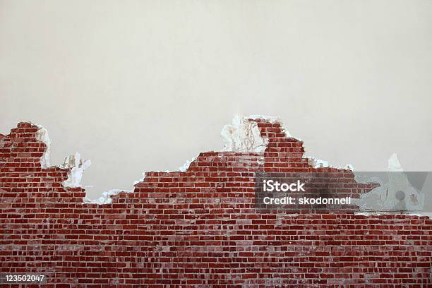 찢겨진 벽돌전 벽 벽돌 담에 대한 스톡 사진 및 기타 이미지 - 벽돌 담, 석고-건축자재, 벽돌