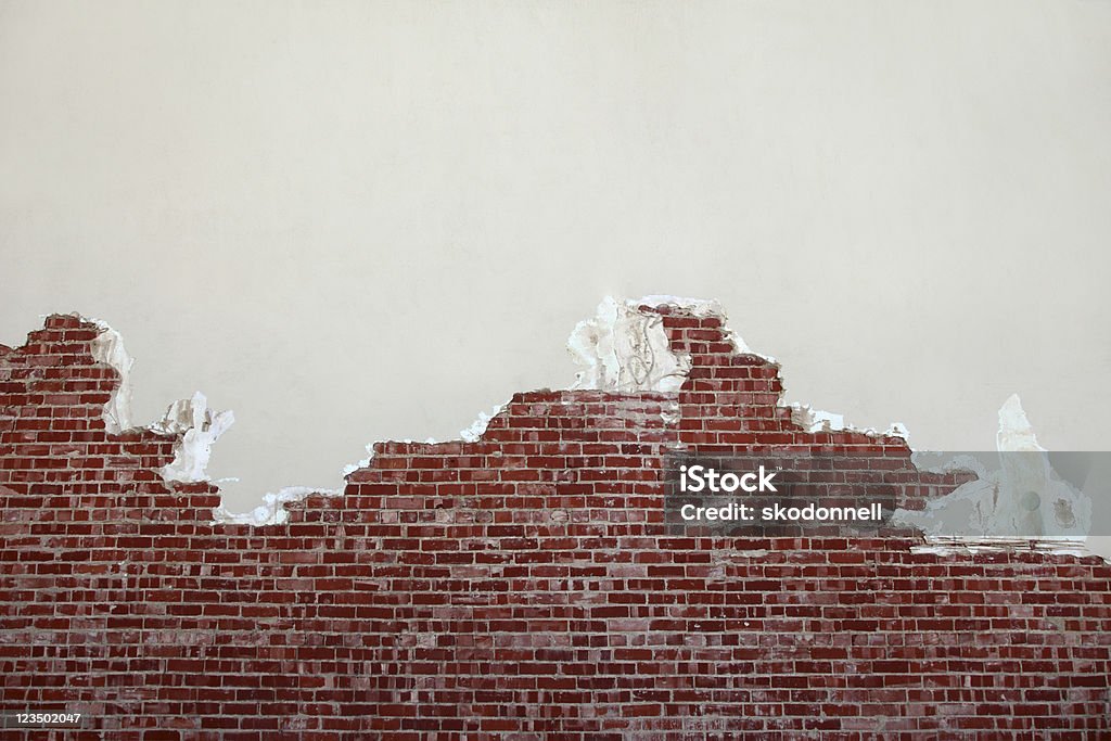 Rasgado parede de tijolos - Foto de stock de Gesso para construção royalty-free