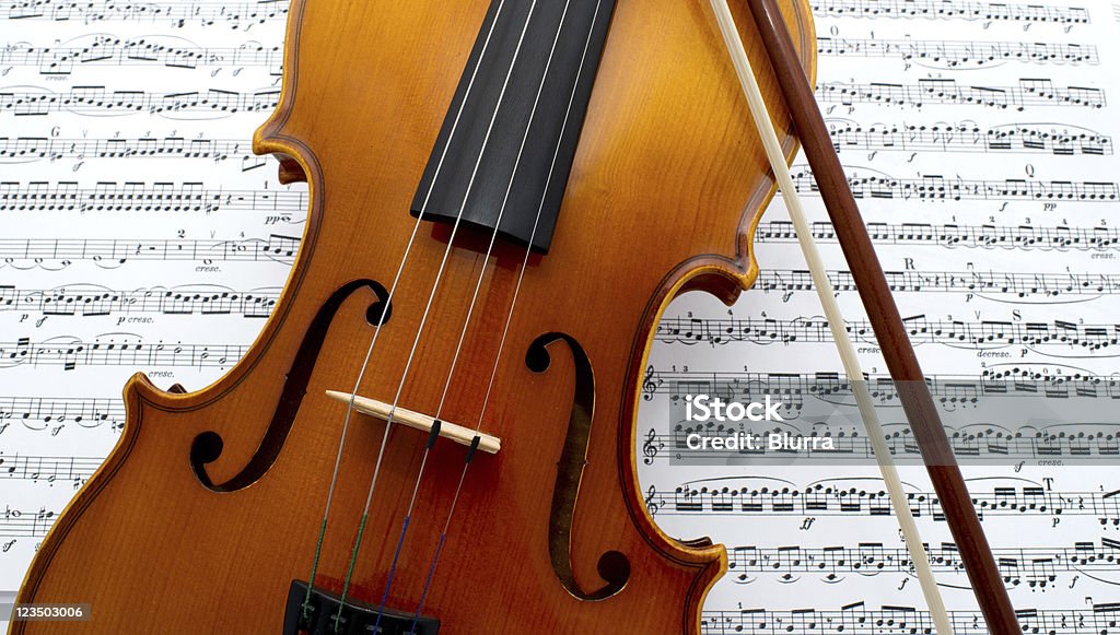 バイオリンを演奏クラシックなシート - 弦楽器の弓のロイヤリティフリーストックフォト